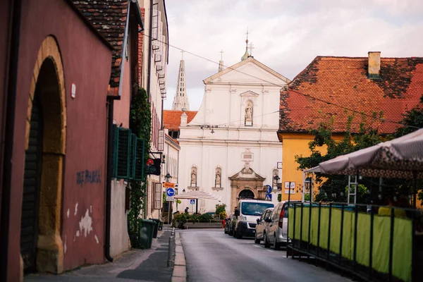 克罗地亚萨格勒布市中心圣凯瑟琳教堂附近的一条公路 — 图库照片
