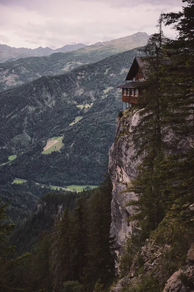 Plano Vertical Casa Una Roca Montaña — Foto de Stock