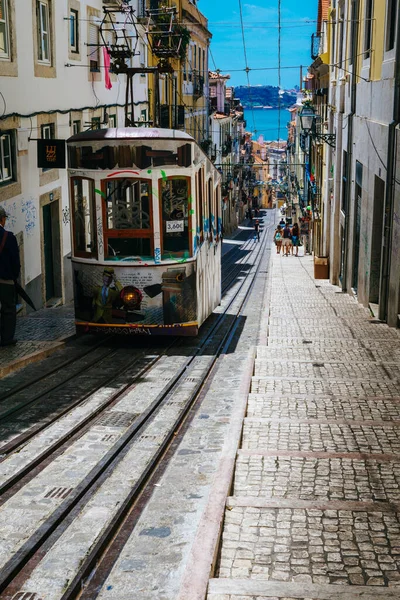Eine Senkrechte Aufnahme Einer Straßenbahn Einer Straße Lissabon — Stockfoto