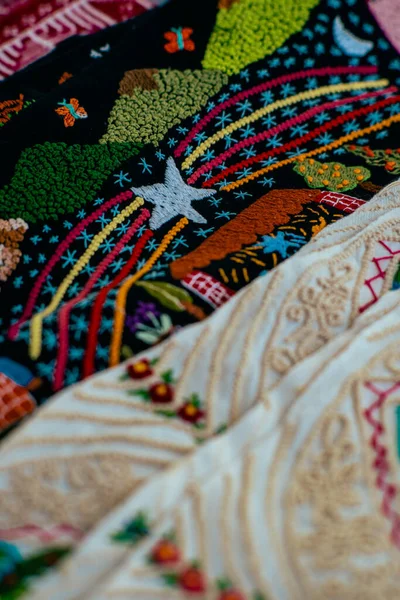 Pionowe Ujęcie Zbliżeniowe Kolorowego Haftu Ręcznego — Zdjęcie stockowe