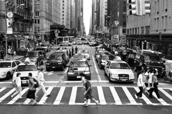 Primer Plano Peatones Cruzando Calle Blanco Negro — Foto de Stock