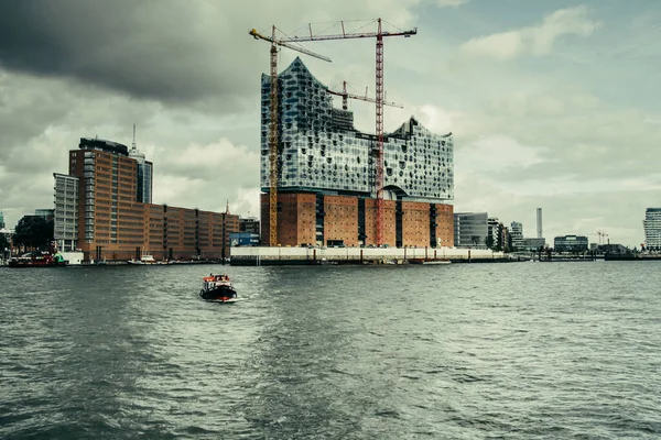 Hamburg Almanya Fırtınalı Bir Günde Elbphilharmonie Binası Yapım Aşamasında — Stok fotoğraf