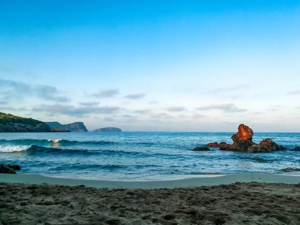 Spanya Nın Biza Adasındaki Plajın Yakınında Bulutlu Mavi Gökyüzü Olan — Stok fotoğraf