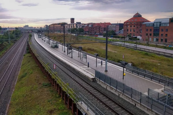 Luchtfoto Van Een Leeg Station Groene Ruimtes Stenen Gebouwen Met — Stockfoto