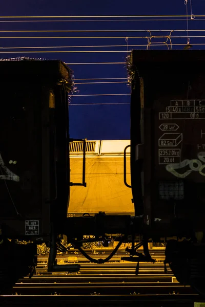 Vertikální Záběr Žlutého Vlaku Západním Nádraží Noci — Stock fotografie