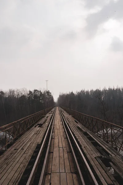 Красивый Снимок Деревянного Железнодорожного Моста Через Озеро Мрачный День — стоковое фото
