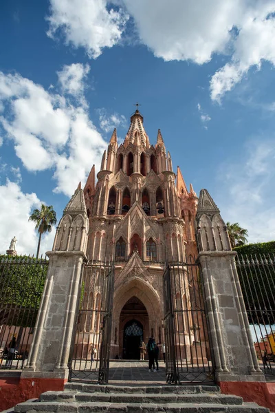 Alacsony Szögű Felvétel Parroquia San Miguel Arcangel Katolikus Templom Mexikóban — Stock Fotó