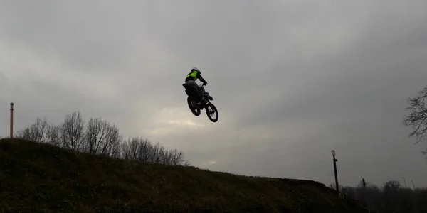 Primo Piano Una Persona Che Guida Una Moto — Foto Stock