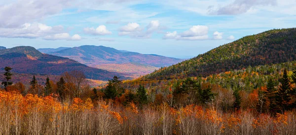 山や森が広がる幻想的な秋の風景の絶景 — ストック写真