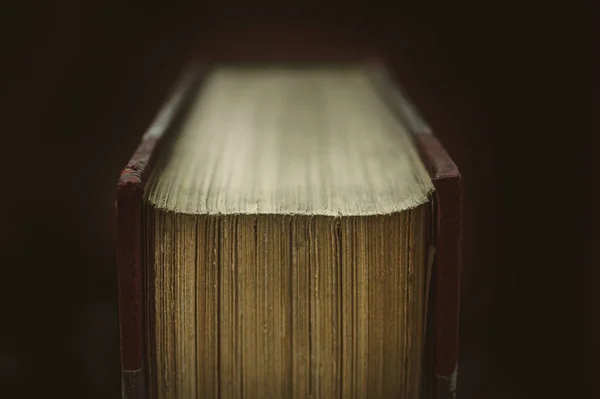 Lágy Fókusz Sarkában Oldalak Egy Keménykötésű Könyv Fekete Háttér — Stock Fotó