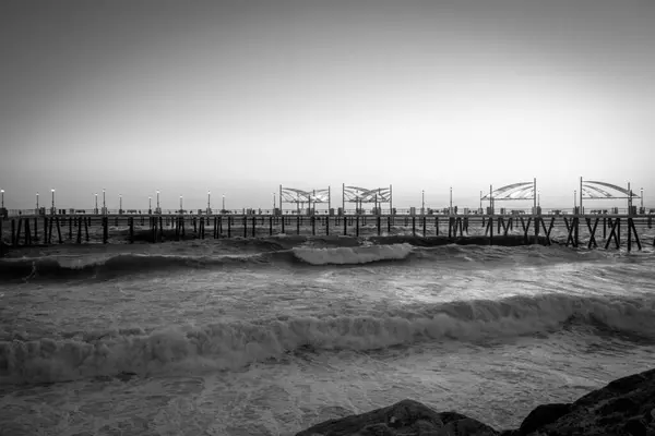 位于加利福尼亚州洛杉矶的雷东多海滩的灰度照片 — 图库照片