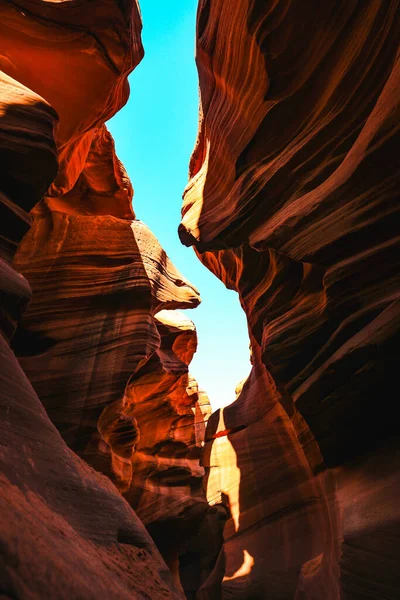 Een Verticaal Schot Van Antelope Canyon Onder Een Heldere Lucht — Stockfoto