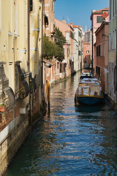 Nahaufnahme Eines Kanals Mit Booten Venedig Italien — Stockfoto