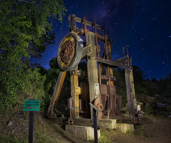 Massiivinen Vanha Kaivoslaite Murskata Kiviä Fain Park Prescott Valley Tähtikirkas — kuvapankkivalokuva