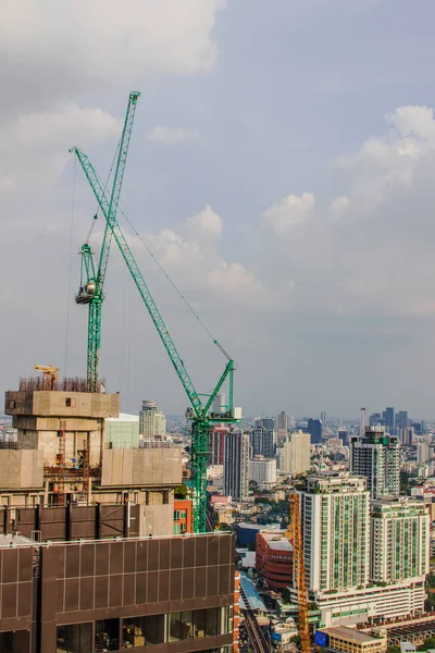 曼谷一幢高层建筑屋顶上的建筑起重机垂直拍摄 — 图库照片