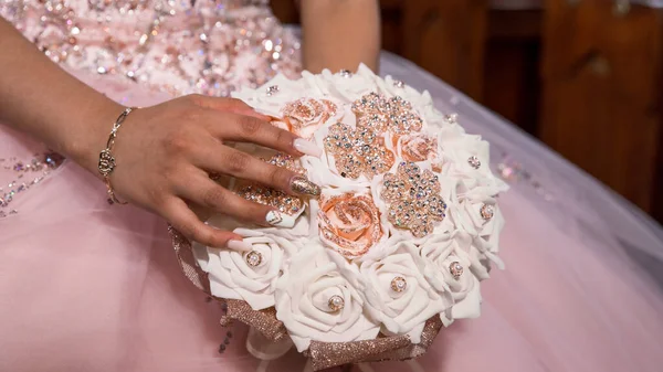 美しい花束に輝く石で飾られた花嫁の手のクローズアップショット — ストック写真