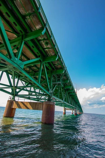 Eine Vertikale Aufnahme Einer Grünen Metallischen Seebrücke Unter Dem Sonnigen — Stockfoto