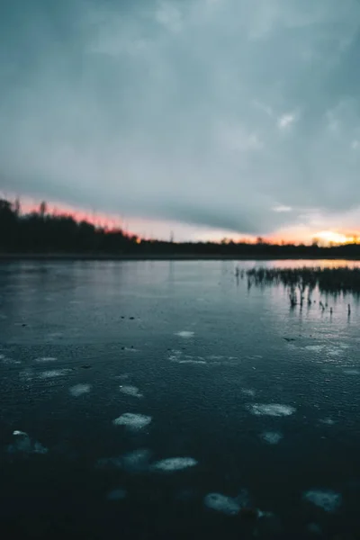 Vertical Shot Frozen Lake Beautiful Sunset Background — Stock Photo, Image