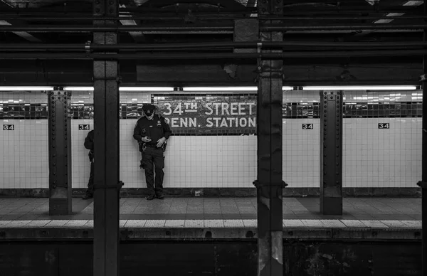 警方在纽约地铁站的特写镜头 — 图库照片