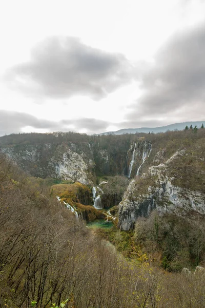Una Vista Natural Las Cascadas Plitvice Croacia Bajo Cielo Blanco —  Fotos de Stock