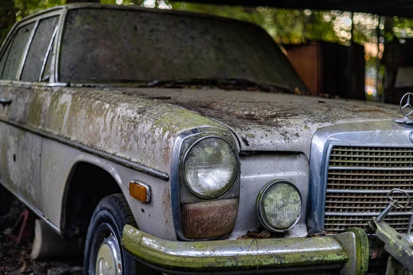 버려진 빈티지 메르세데스 자동차의 클로즈업 먼지로 뒤덮인 — 스톡 사진