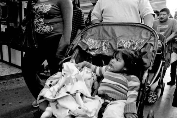 Eine Großaufnahme Graustufen Eines Kleinen Mädchens Einem Kinderwagen Den Straßen — Stockfoto
