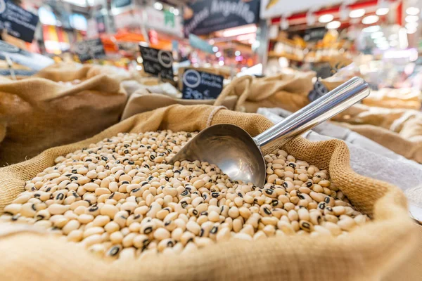 Judías Blancas Saco Con Una Pala Puesto Verduras Mercado Central —  Fotos de Stock