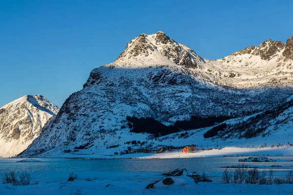 Belo Tiro Uma Paisagem Coberta Neve Inverno — Fotografia de Stock