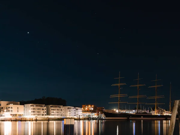 Een Schilderachtig Uitzicht Een Stadshaven Met Residentiële Gebouwen Achtergrond Nachts — Stockfoto