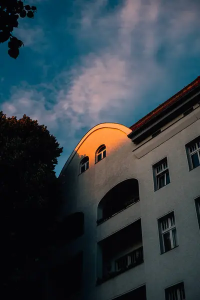Вертикальний Нижній Знімок Будівлі Заході Сонця — стокове фото