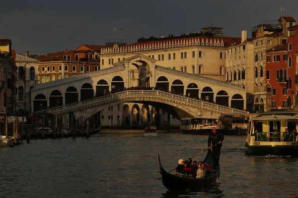 Beautiful Shot Boat Canale Grande Gondoliere Front Rialto Bridge Venice — Stock Photo, Image