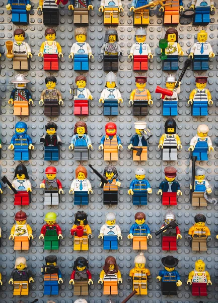 Les Célèbres Personnages Lego Sur Une Planche Dans Boutique — Photo