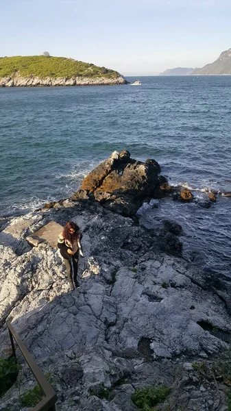 Una Hermosa Vista Del Mar Ondulado Que Golpea Costa Rocosa —  Fotos de Stock