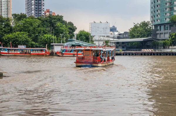 曼谷Sathorn码头上一艘渡船横渡Chao Phraya河的照片 — 图库照片