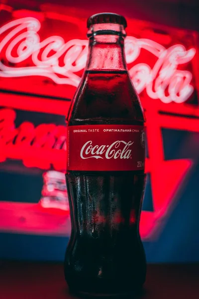 Disparo Vertical Una Botella Coca Cola Roja Sobre Fondo Borroso —  Fotos de Stock