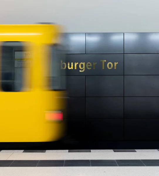 Lång Exponering Gult Tåg Tunnelbanestationen Brandenburger Tor — Stockfoto