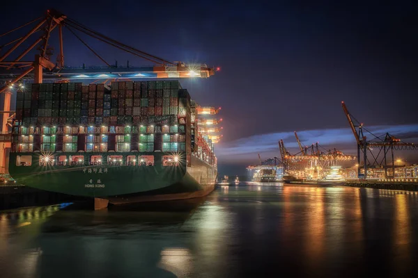 Een Close Van Een Containerschip Hamburg Haven Tijdens Avond — Stockfoto