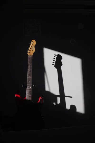 Tiro Vertical Uma Guitarra Escuro Com Luz Solar — Fotografia de Stock