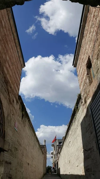 Ein Weg Umgeben Von Gebäuden Unter Wolkenlosem Blauen Himmel Der — Stockfoto