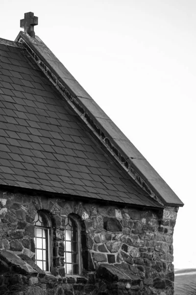 Вертикальний Сірий Знімок Старовинної Кам Яної Будівлі — стокове фото