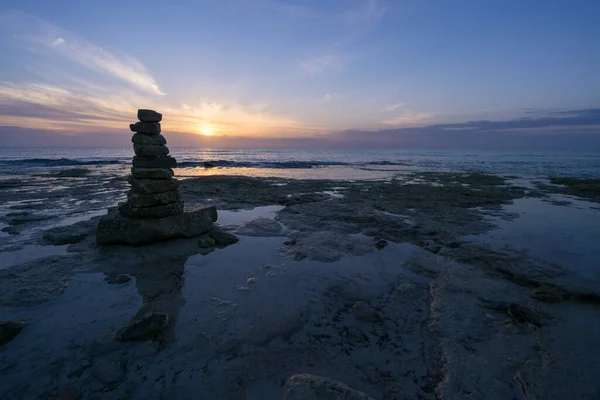 Piękny Widok Stosu Zrównoważonych Kamyków Wybrzeżu Wschodzie Słońca — Zdjęcie stockowe