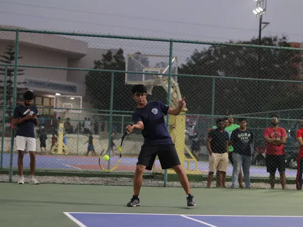 Eine Nahaufnahme Eines Tennisspielers Der Den Ball Schlägt — Stockfoto