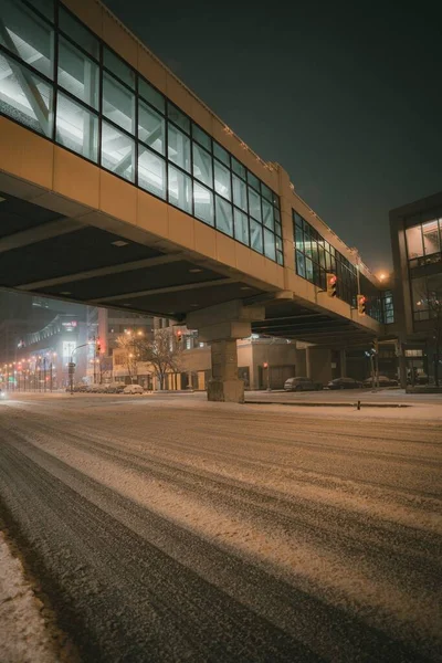 Une Passerelle Piétonne Dans Une Nuit Hiver Enneigée — Photo