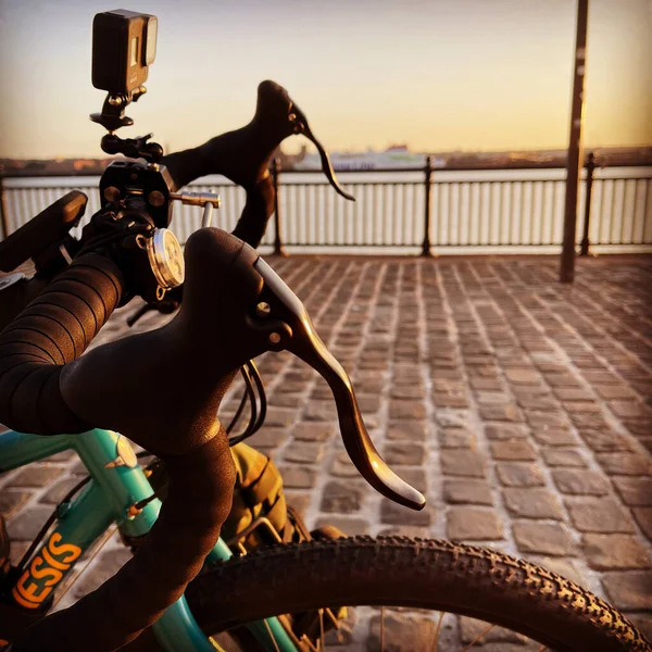 Sebuah Tembakan Jarak Dekat Dari Sepeda Sisi Sungai Mersey — Stok Foto