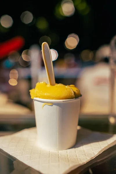 Вертикальный Снимок Десертного Мороженого Размытом Фоне — стоковое фото