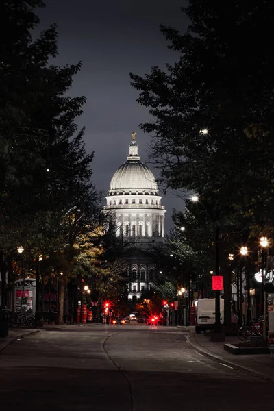 Uma Foto Vertical Wisconsin State Capitol Building Noite Centro Madison — Fotografia de Stock