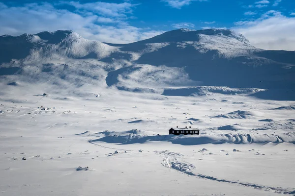ノルウェーのキャビンと雪の山とストリン山の風景を渡します — ストック写真