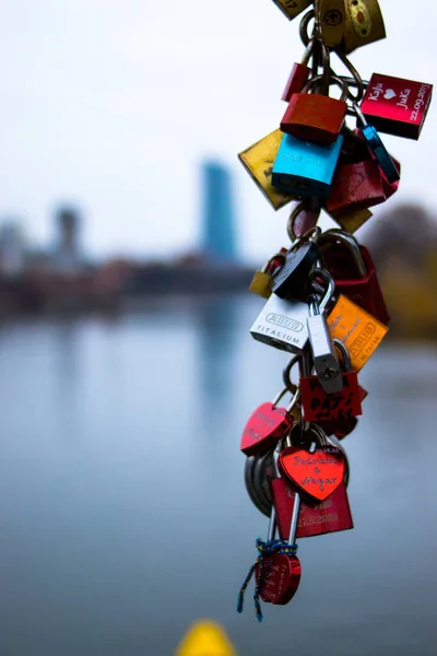 Eine Vertikale Aufnahme Bunter Vorhängeschlösser Auf Der Brücke Frankfurt Deutschland — Stockfoto