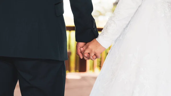 Ein Paar Hält Händchen Hochzeitstag — Stockfoto