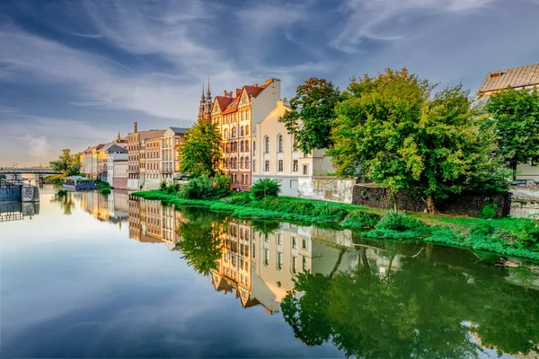 Odbicie Budynków Nad Rzeką Pod Zachmurzonym Niebem Opolu Wenecja Polska — Zdjęcie stockowe